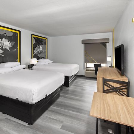 Super 8 By Wyndham Alexandria La Hotel Exterior photo