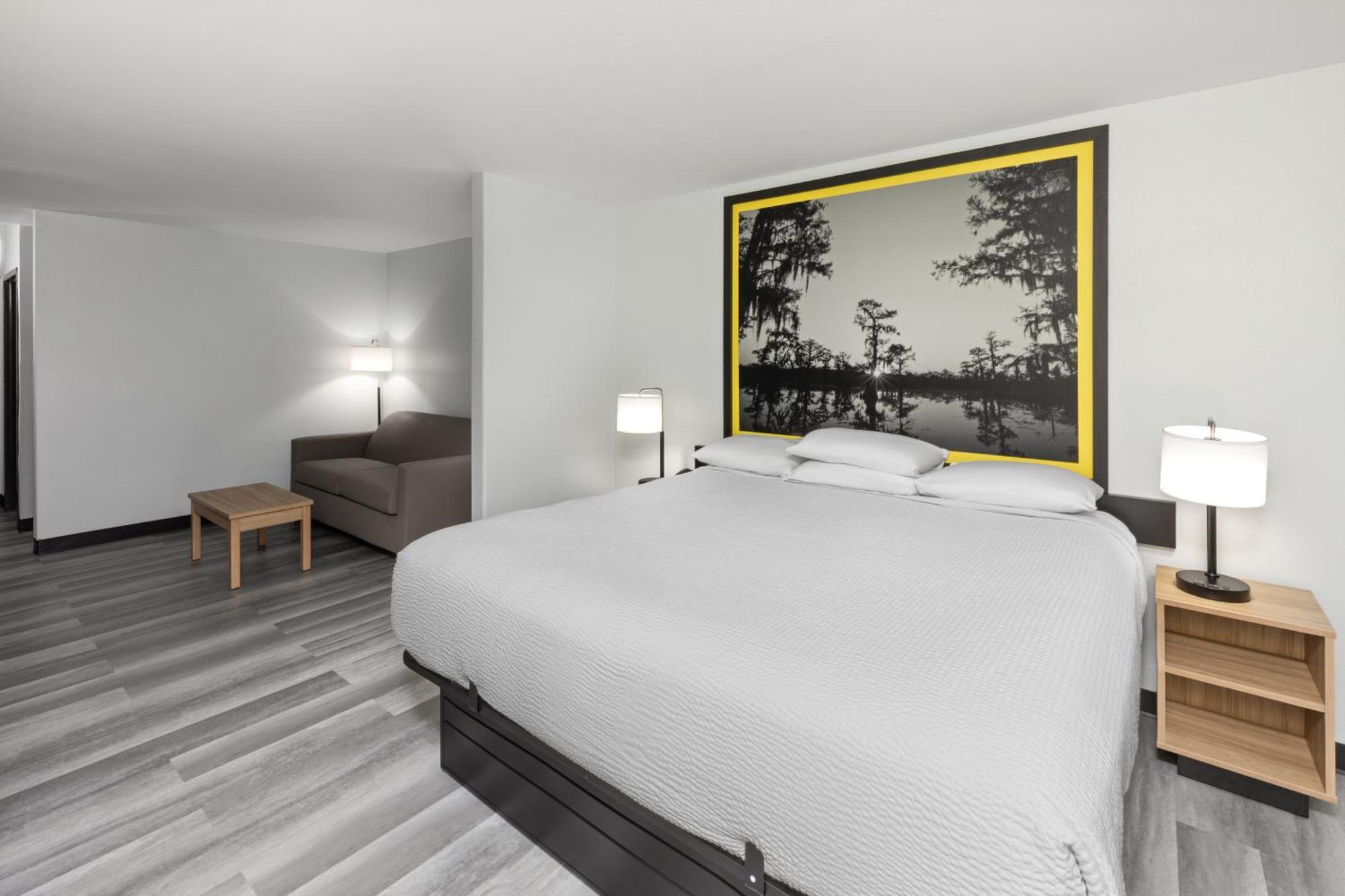 Super 8 By Wyndham Alexandria La Hotel Exterior photo